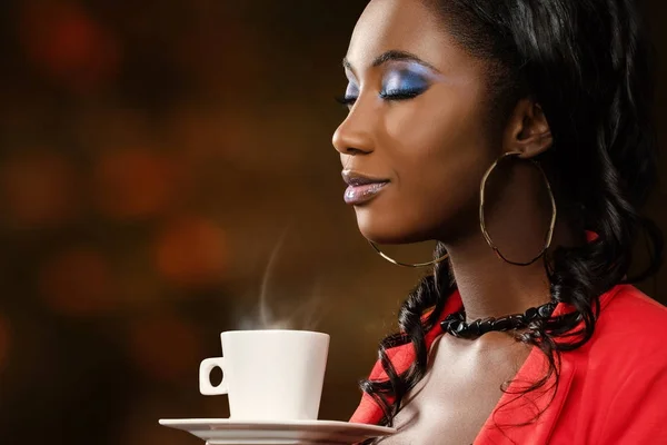 Attractive young woman smelling coffee — Stock Photo, Image