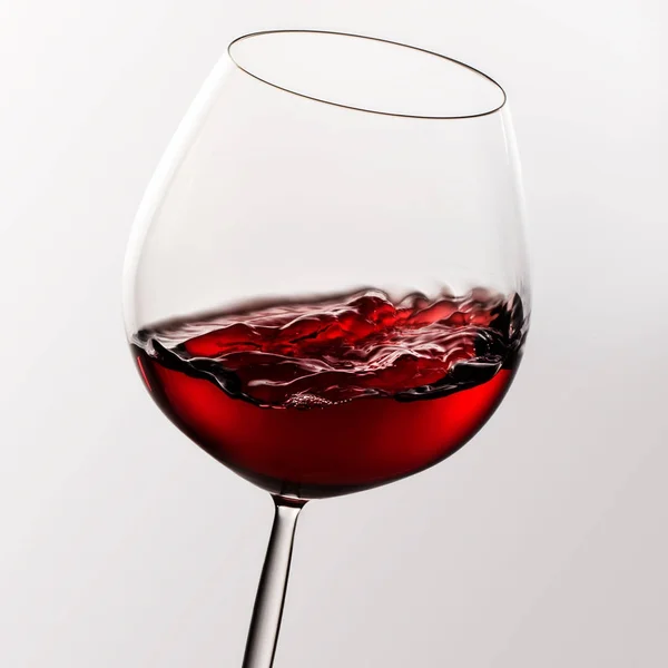運動効果を持つガラスで赤ワイン 白で隔離 — ストック写真