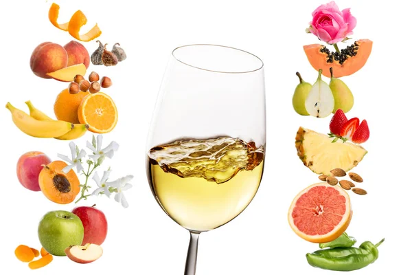 Koncepcyjne Aromaty Owoców Kwiatów Wokół Szkła Białego Wina Białym Tle — Zdjęcie stockowe
