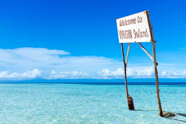 Isola tropicale con grande cartellone bianco — Foto Stock