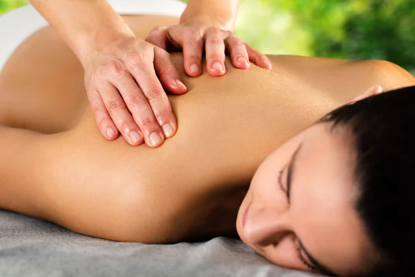 Close Hands Massaging Female Back Shoulder Green Background — Stock Photo, Image