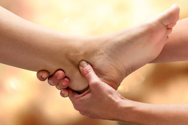 Nahaufnahme Eines Kinesiologen Bei Der Therapie Des Weiblichen Fußgelenks — Stockfoto
