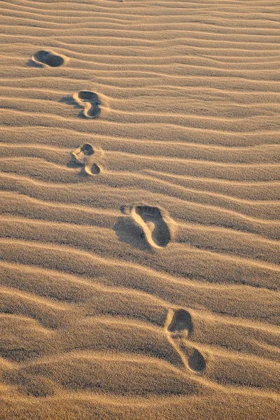 Nahaufnahme Menschlicher Fußabdrücke Auf Sanddünen Mit Vom Wind Geformten Wellen — Stockfoto