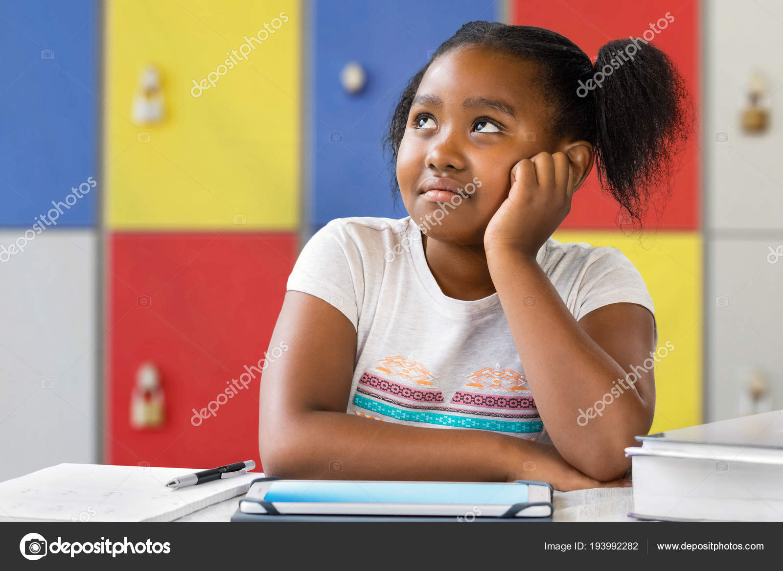 Porträt Der Kleinen Afrikanischen Studentin Schreibtisch Klassenzimmer Sitzen Hautnah Mühsame — Stockfoto