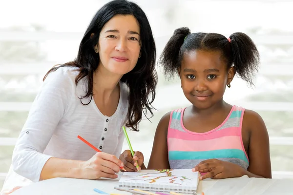 Close Portret Van Klein Afrikaans Meisje Kaukasische Leraar Thuis Kind — Stockfoto