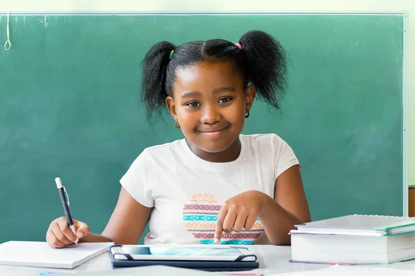 Nahaufnahme Porträt Der Süßen Kleinen Afrikanischen Studentin Die Schreibtisch Mit — Stockfoto