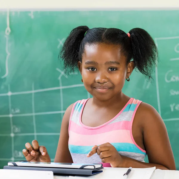 Närbild Porträtt Lilla Afrikanska Student Sitter Vid Skrivbord Med Digital — Stockfoto