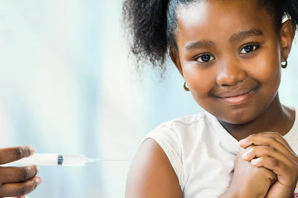 Dappere Beetje Ponytailed Afrikaanse Meisje Beschermende Ziekte Vaccin Ontvangen Hand — Stockfoto