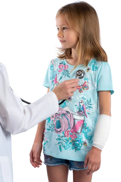 Little girl having cardiovascular auscultation check up — Stock fotografie