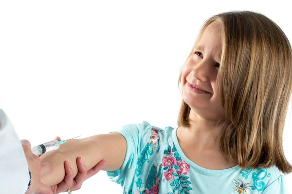 Unhappy kid having vaccine injection — Zdjęcie stockowe