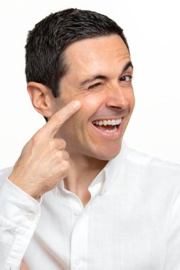 Stüdyoda orta yaşlı bir adamın gözünün yanındaki kazın ayağını gösteren portresini kapat. Mutlu yüz ifadesi olan eğlenceli bir portre. Beyaz arkaplanda izole.