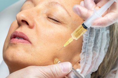 Makro, kadının yanağına deri kalemi enjekte ederek enzimleri kapat..