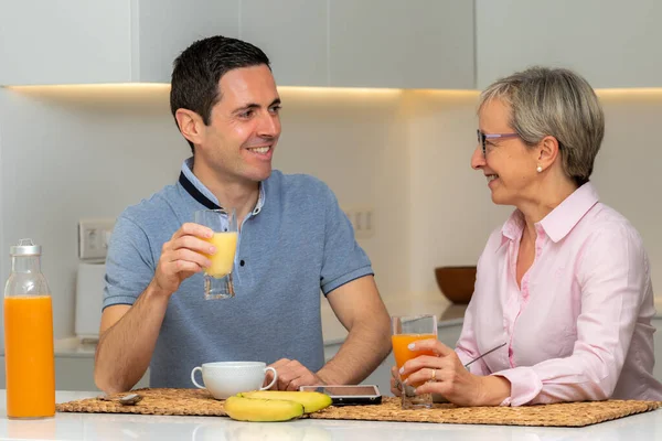 Close Retrato Casal Meia Idade Tomando Café Manhã Juntos Casa — Fotografia de Stock