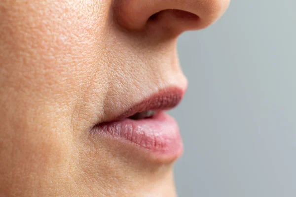 口や唇の周りのしわのマクロ詳細を閉じます中年女性 — ストック写真