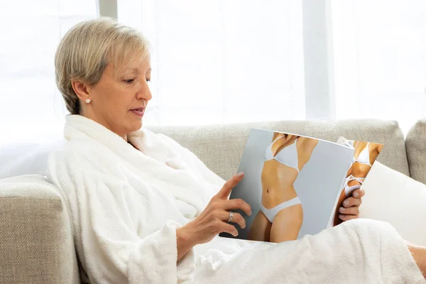 Retrato Vista Lateral Mujer Mediana Edad Bata Blanca Leyendo Sofá — Foto de Stock