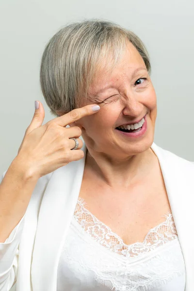 Gros Plan Portrait Studio Une Femme Âge Moyen Souriante Pointant — Photo