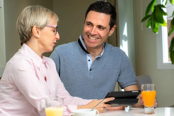 Nahaufnahme Porträt Eines Paares Mittleren Alters Zusammen Hause Paar Unterhält — Stockfoto