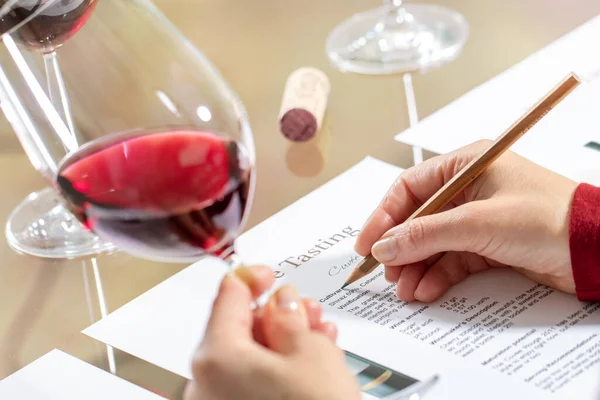 Detailaufnahme Einer Hand Die Ein Rotweinglas Tisch Hält Wine Steward — Stockfoto