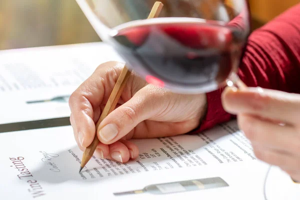 Makro Menutup Rincian Pelayan Anggur Menulis Catatan Tentang Evaluasi Anggur — Stok Foto