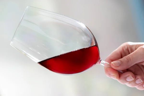 Hand Hält Rotweinglas Vor Nahtlosem Hintergrund — Stockfoto