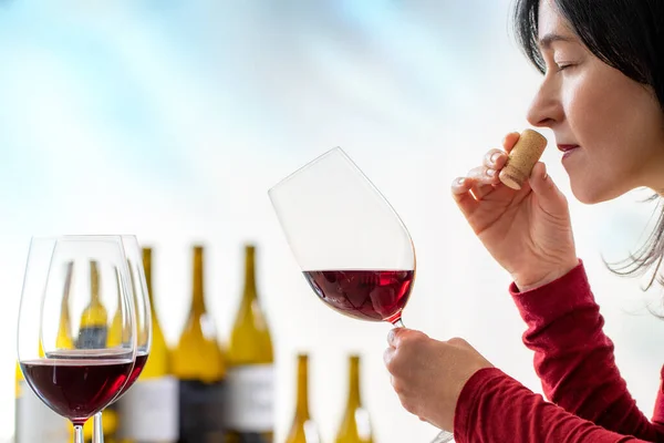 Close Enólogo Feminino Cheirando Cortiça Vinho Degustação Mulher Segurando Copo — Fotografia de Stock