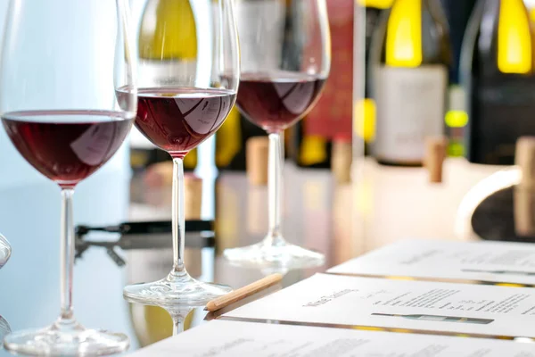 Primo Piano Bicchieri Vino Rosso Tavola Pronti Degustazione Bottiglie Vino — Foto Stock
