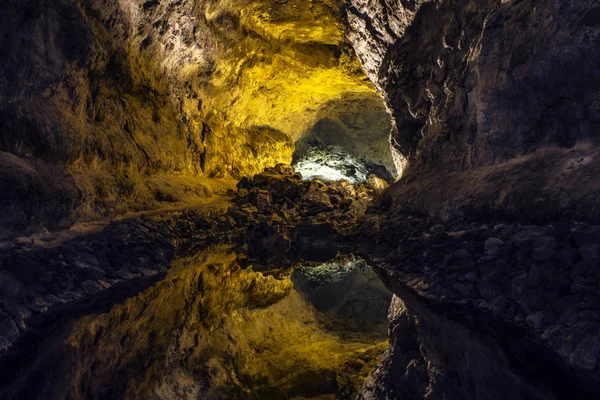 화산 동굴 내부의 지 하 호수 — 스톡 사진