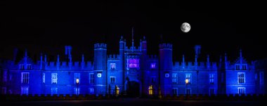 Hampton Court Sarayı üzerinde ay 