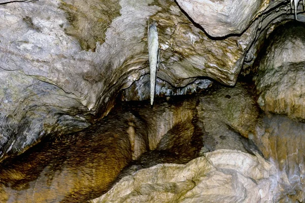 Binnen de Kents Cavern prehistorische grot — Stockfoto