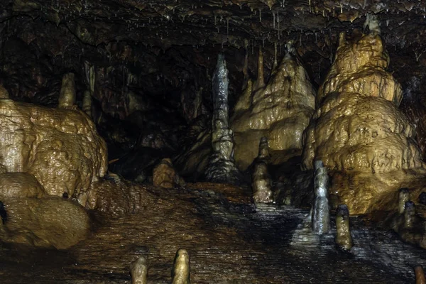 Binnen de Kents Cavern prehistorische grot — Stockfoto
