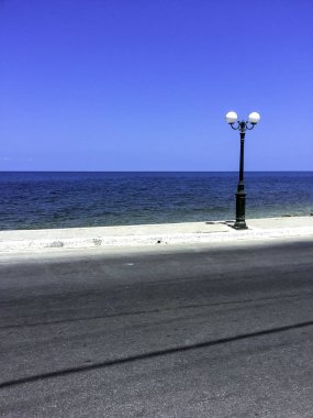 Yol üstünde belgili tanımlık fiyat lambalı