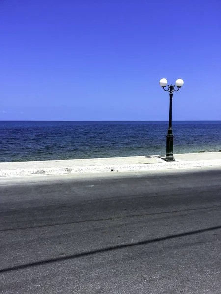 Strada con lampada sul costo — Foto Stock