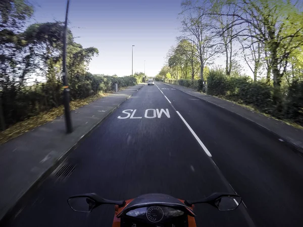 Motocicleta en movimiento - una vista desde la posición del piloto — Foto de Stock