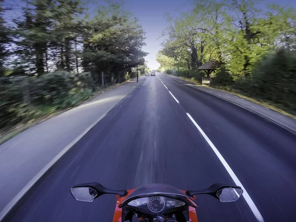 Motocicleta em movimento - uma visão da posição do motociclista — Fotografia de Stock