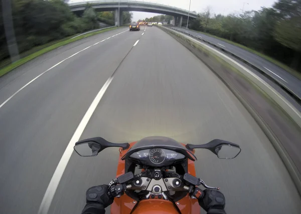 Motorrad in Bewegung - ein Blick aus Fahrerposition — Stockfoto