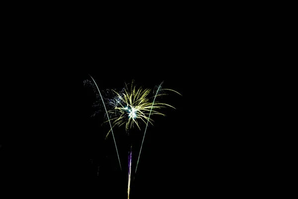 Luces de fuegos artificiales nocturnos en Londres — Foto de Stock