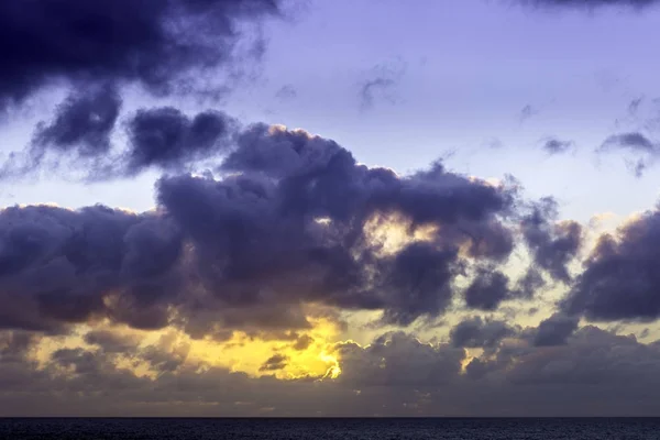 暴风雨前的海上日出/兰萨罗特 — 图库照片