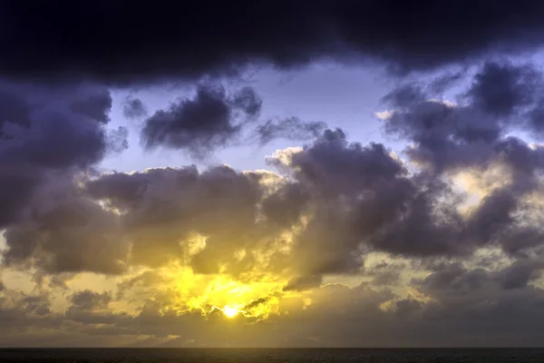 Východ slunce nad oceánem před bouří / Lanzarote — Stock fotografie