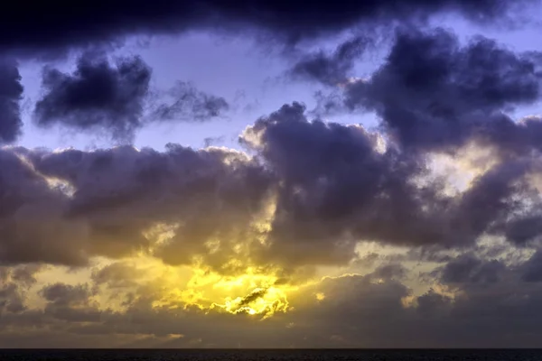 Salida del sol sobre el océano antes de la tormenta / Lanzarote — Foto de Stock