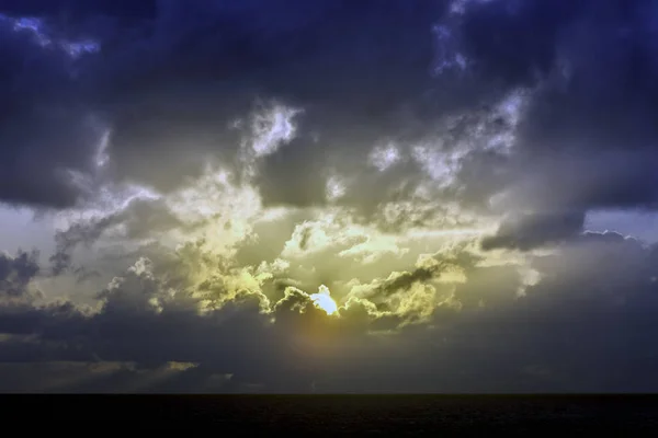 Восход солнца над океаном перед бурей / Лансароте — стоковое фото