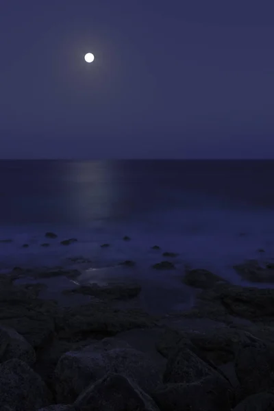 Lune au-dessus de l'océan Lanzarote, Îles Canaries, Espagne — Photo