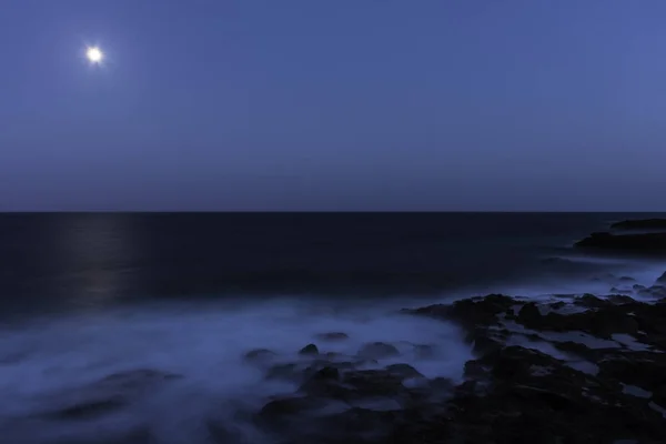 Mond über dem Ozean Lanzarote, Kanarische Inseln, Spanien — Stockfoto