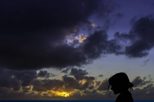 Силуэт Молодой Девушки Восходом Солнца Над Океаном Заднем Плане Larote — стоковое фото