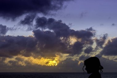 Arka plan - Los Cocoteros, Lanzarote, Kanarya Adaları, İspanya okyanusta üzerinde gündoğumu genç bir kızla silüeti