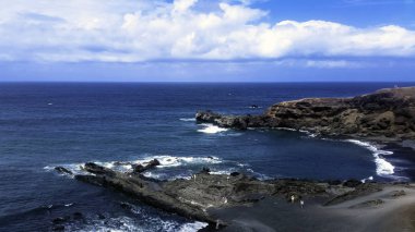 Okyanus, kayalar ve siyah sahil yakınında El Golfo, Lanzarote, Kanarya Adaları, İspanya
