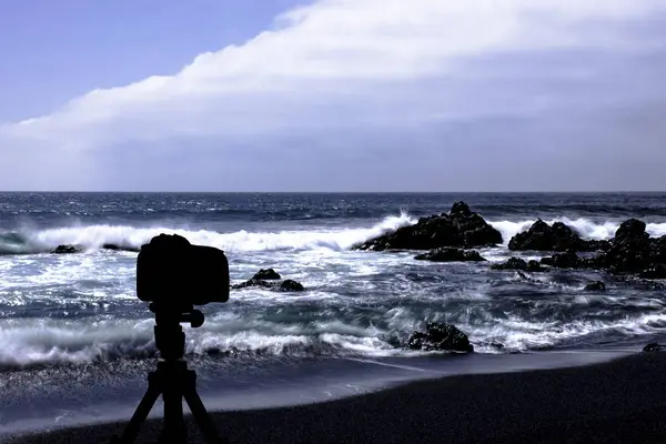 Kameran Stativ Med Havet Och Svarta Stranden Nära Golfo Lanzarote — Stockfoto