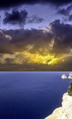 Akdeniz fırtına - Formentor, Majorca, İspanya önce üzerinde dramatik gündoğumu