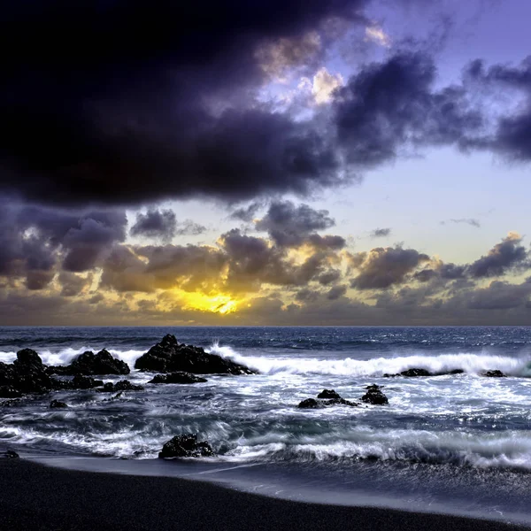 Lever Soleil Sur Océan Avant Tempête Plage Volcanique Noire Près — Photo