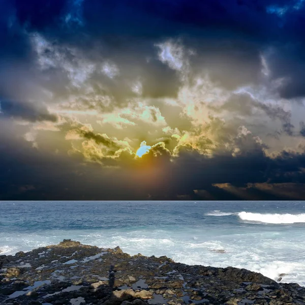 Salida Del Sol Sobre Océano Antes Tormenta Los Cocoteros Lanzarote —  Fotos de Stock