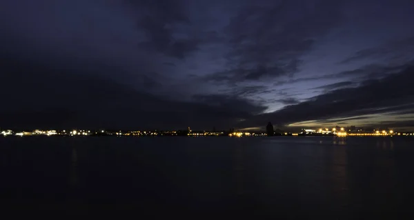Ποταμό Mersey Και Μπίρκενχεντ Νύχτα Μια Άποψη Από Την Καρίνα — Φωτογραφία Αρχείου